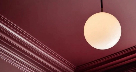 Soffitto dipinto di color borgogna