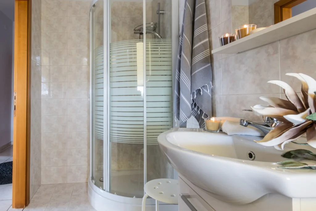 Bagno con doccia dopo intervento home staging