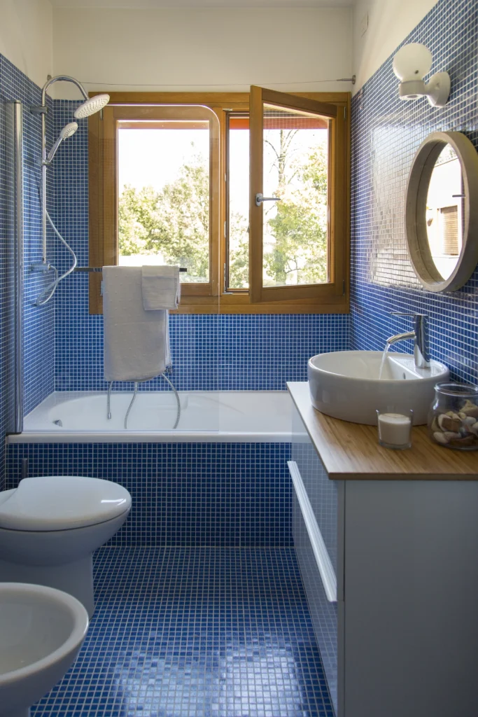 Bagno mosaico blu
