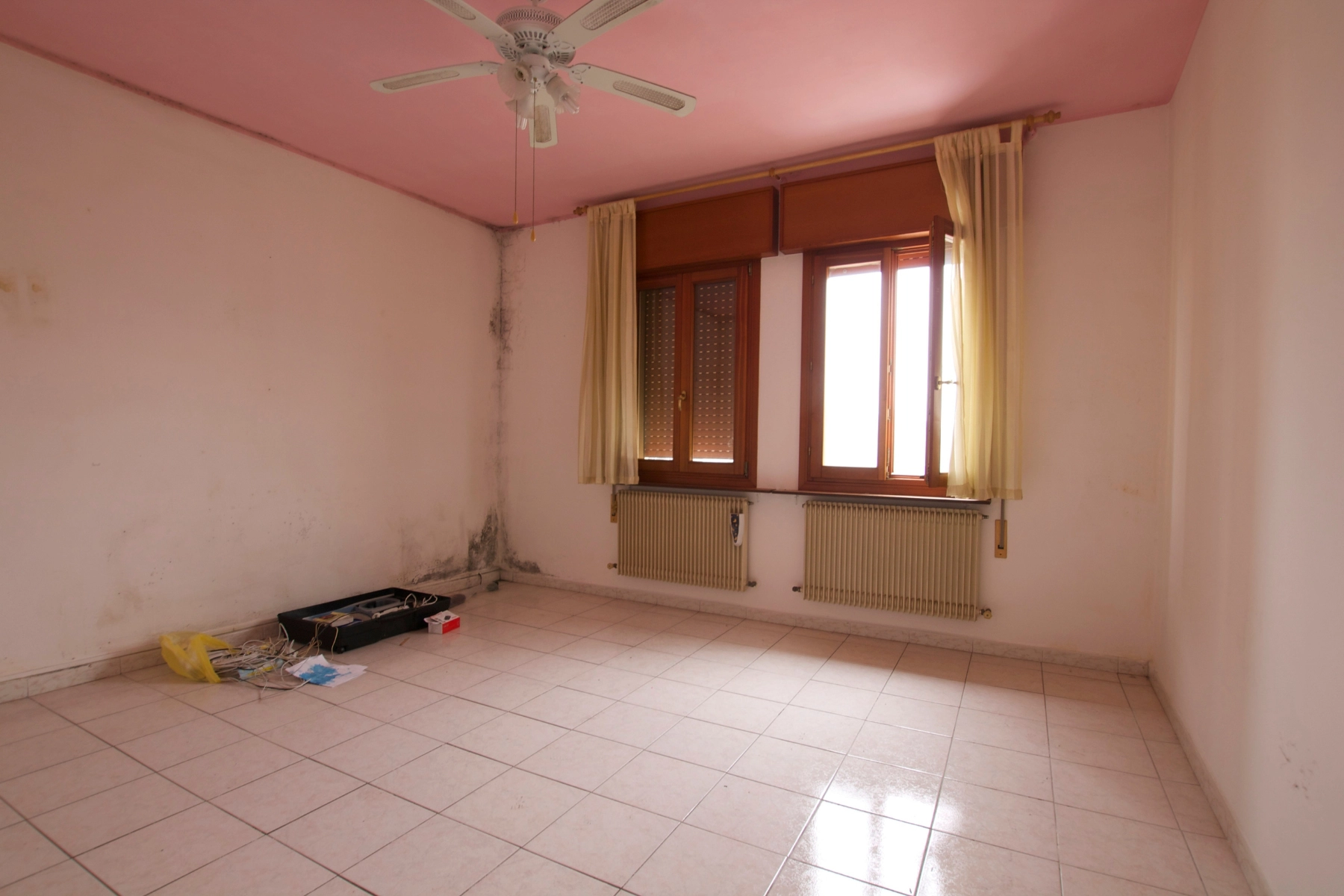 Camera matrimoniale prima allestimento home staging