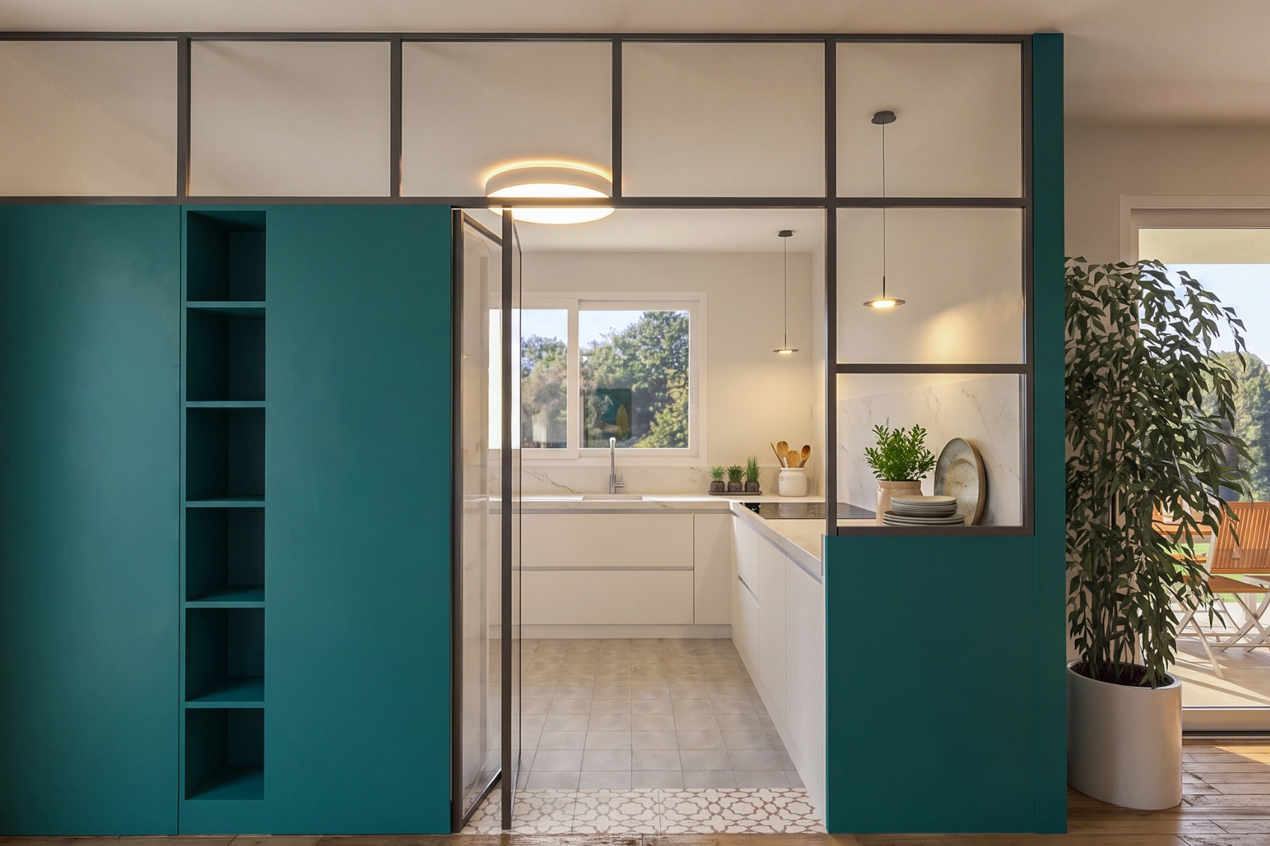 Cucina con vetrata color ottanio