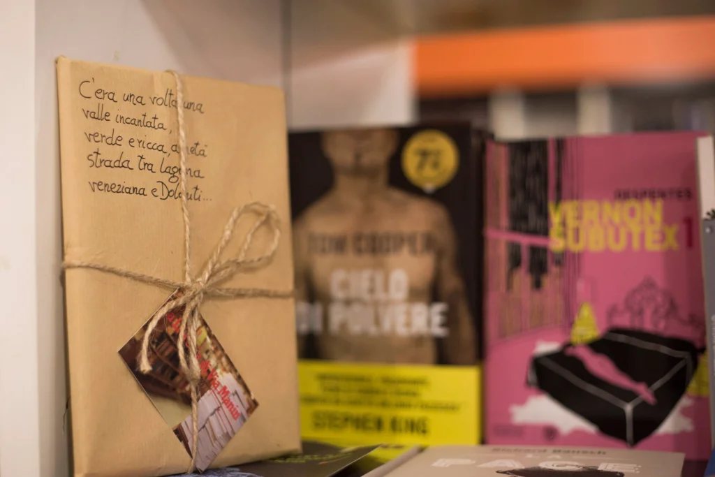 Dettagli libri incartati