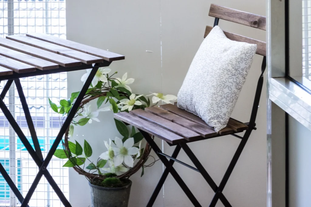 Dettaglio balcone allestito con home staging