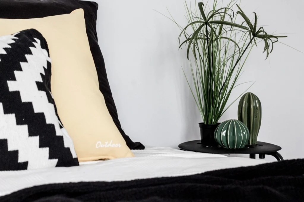 Dettaglio camera matrimoniale dopo allestimento home staging
