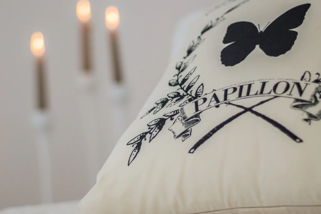 Dettaglio camera matrimoniale home staging cuscino