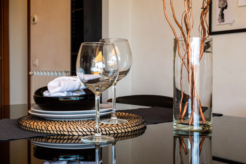 Dettaglio tavola apparecchiata home staging
