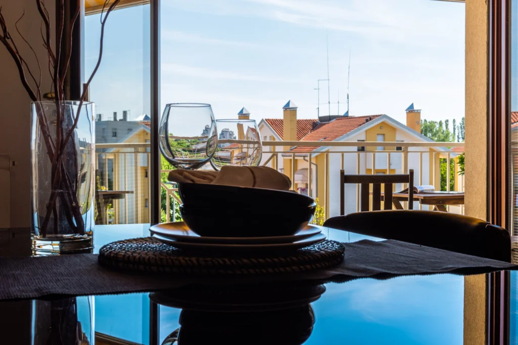 Dettaglio tavolo home staging vista terrazza