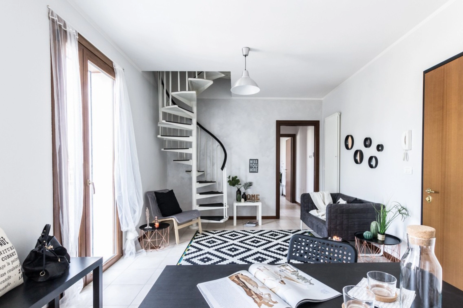 Living con scala a chiocciola home staging dopo