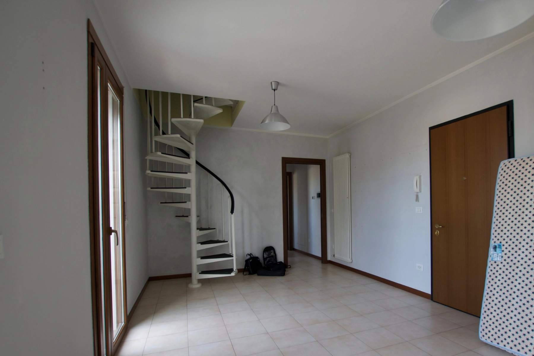 Living con scala a chiocciola home staging prima