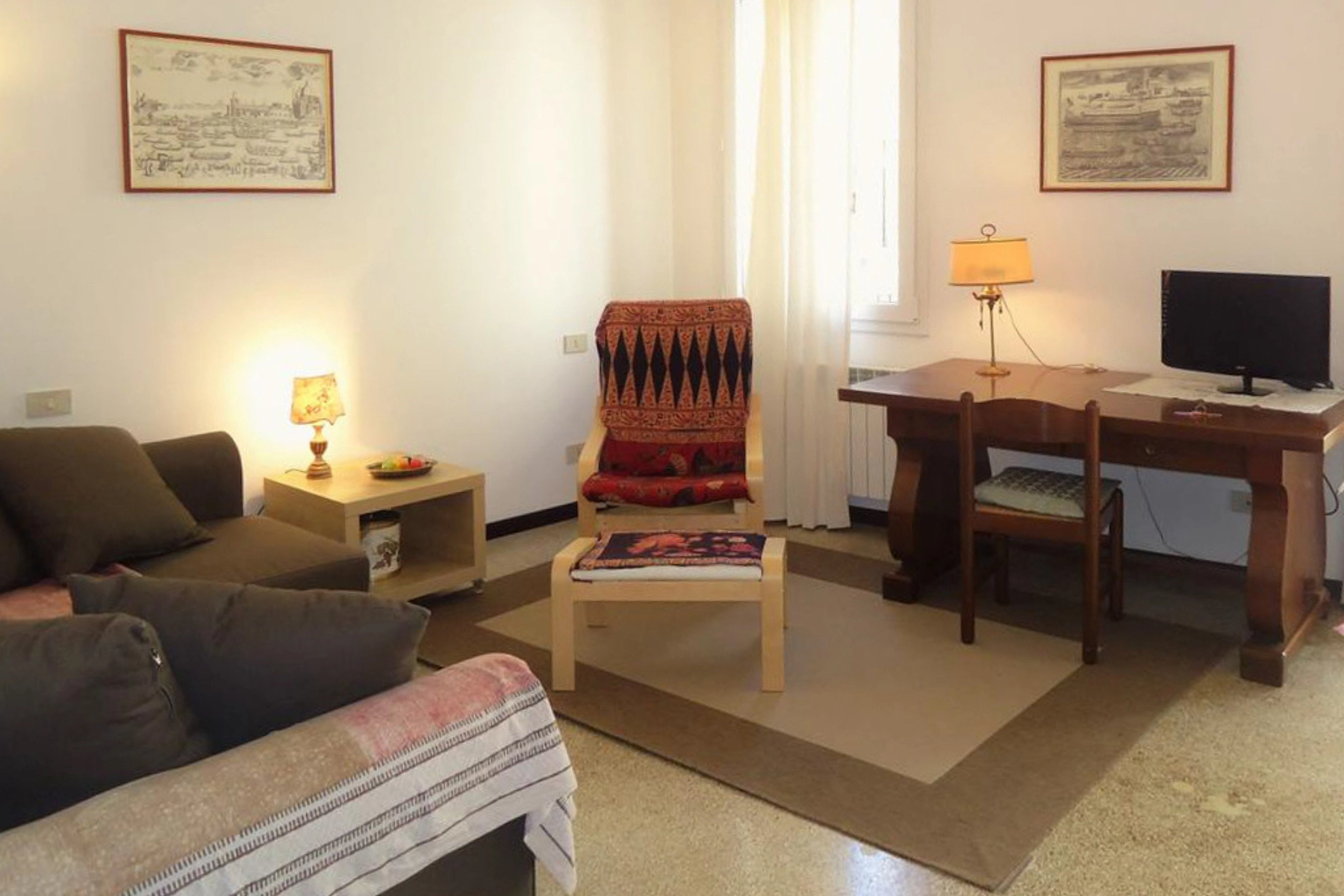 Zona living immobile Venezia prima del restyling