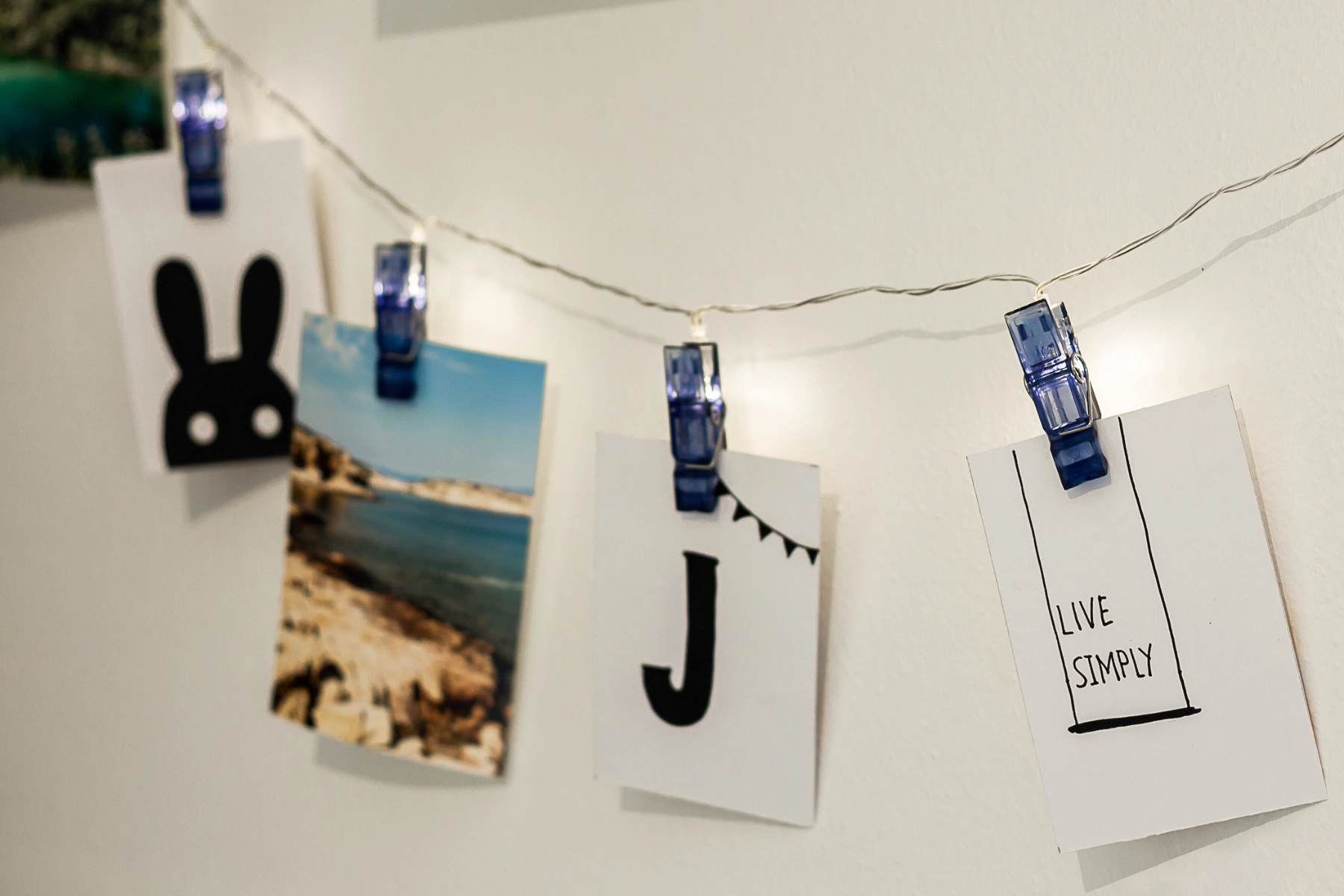 dettaglio luci decorative con pinza portafoto
