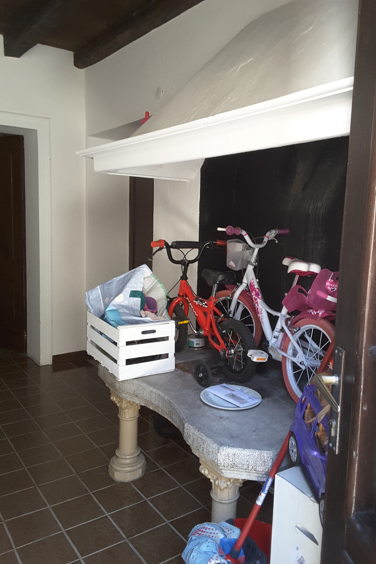 ingresso con caminetto da sistemare