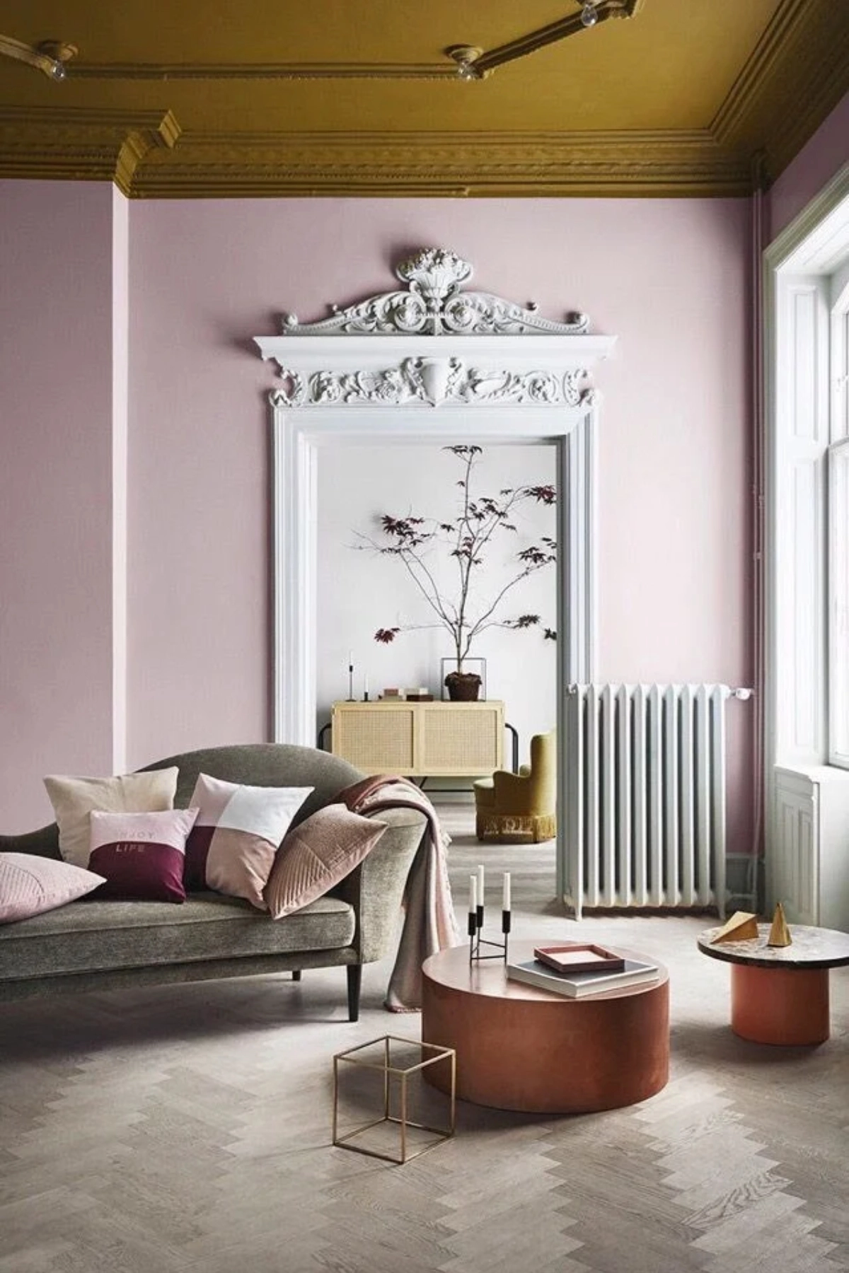 Soffitto colorato di senape pareti rosa