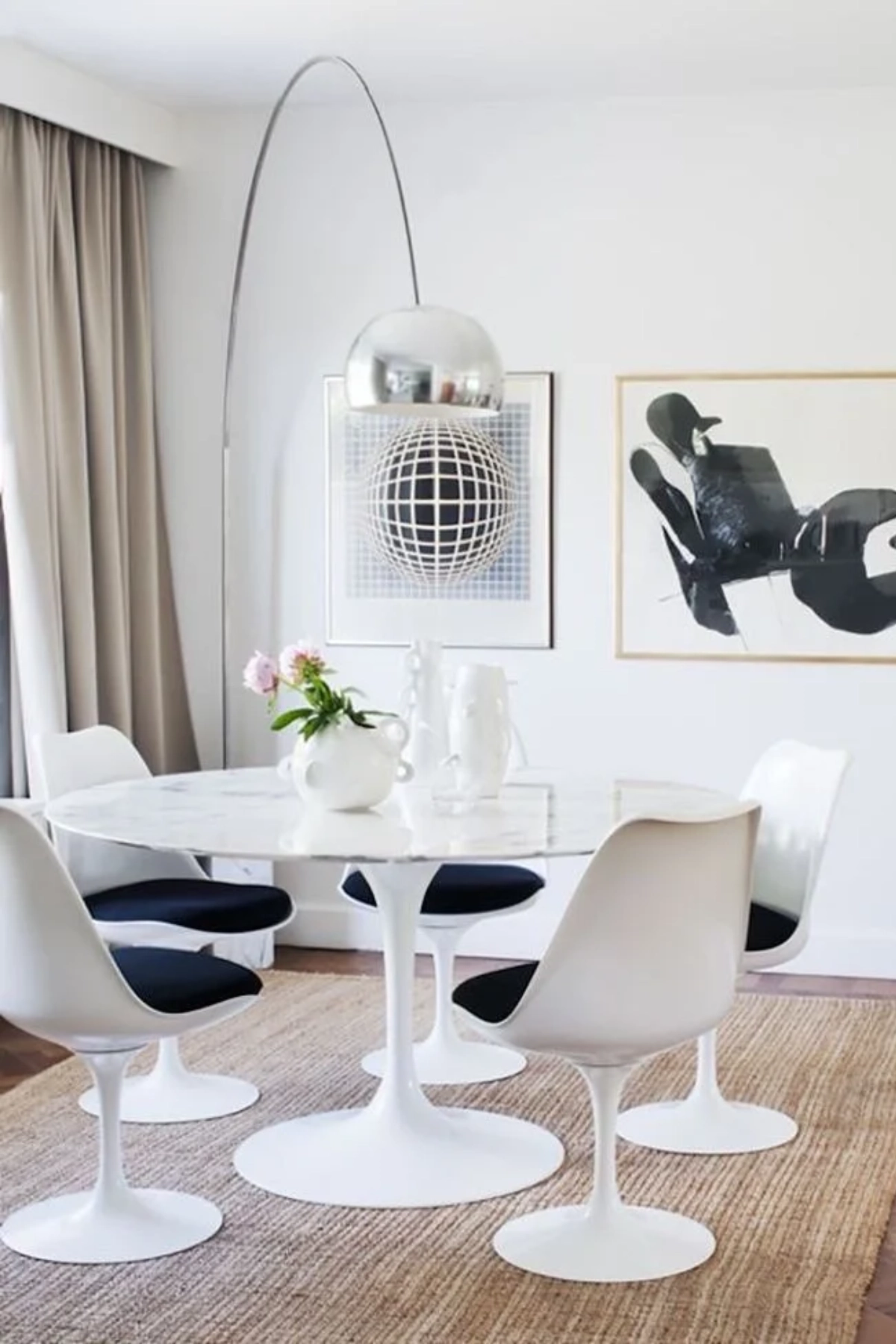 Tavolo Tulip bianco finitura marmo e sedute Eames